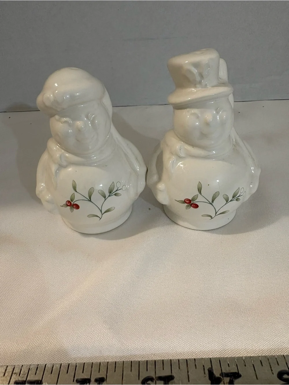 Pfaltzgraff Winterberry snowman salt & Pepper shaker festive holly and berry 2PC